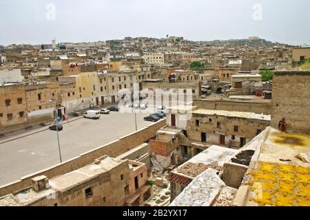 Skyline der Stadt und Blick auf Dächer, trocknende Häute und Farbtöpfe in Ledertannerien auf der Terrasse de Tanneurs in der alten Medina Stockfoto