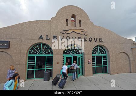 Passagiere der Southwest Chief Line mit Gepäck kommen vom Bahnsteig in den Amtrak-Bahnhof Stockfoto