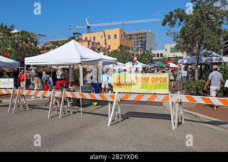 Händler und Käufer auf dem Sarasota Farmers Market im Herbst. Dieses aufregende Ereignis findet in der Innenstadt an der Lemon Avenue statt Stockfoto