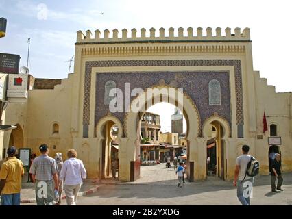 Touristen und Fußgänger am Bab Bou Jeloud (blaues Tor), dem Haupteingang in die alte Medina, Fes el Bali, in Fez, Marokko Stockfoto