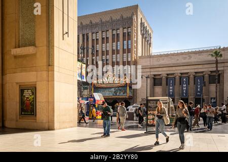 Los Angeles, Kalifornien - 15. Februar 2020: Blick Auf Das El Capitan und das Jimmy Kimmel Theatre vom Dolby Theatre entlang des Hollywood Boulevard. Das Theater d Stockfoto