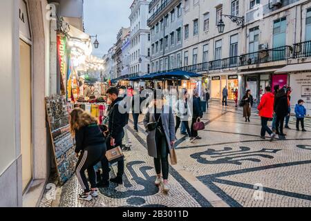 Rua do Carmo ist eine Fußgängerzone, nur Einkaufsstraße in Lissabon Portugal Stockfoto