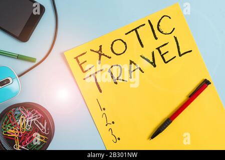 Texteingabe Exotische Reisen. Geschäftsfoto, auf dem Reisen zu ungewöhnlichen Orten oder ungewohnten Orten Mit Pappe und Schreibgeräten gezeigt wird Stockfoto