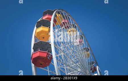 Santa Monica, Kalifornien - 15. Februar 2020: Szene des Santa Monica Pier Beach. Hier ist eine berühmte Touristenattraktion. Stockfoto