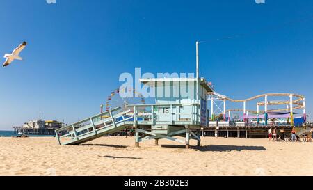 Santa Monica, Kalifornien - 15. Februar 2020: Szene des Santa Monica Pier Beach. Hier ist eine berühmte Touristenattraktion. Stockfoto