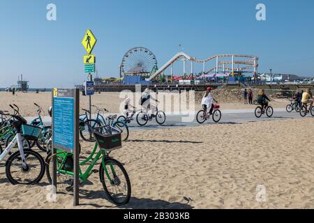Santa Monica, Kalifornien - 15. Februar 2020: Szene des Santa Monica Pier Beach. Hier ist eine berühmte Touristenattraktion. Stockfoto