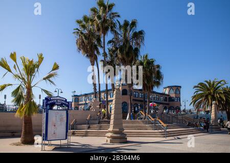 Santa Monica, Kalifornien - 15. Februar 2020: Szene des Santa Monica Pier Beach. Hier ist eine berühmte Touristenattraktion. Stockfoto