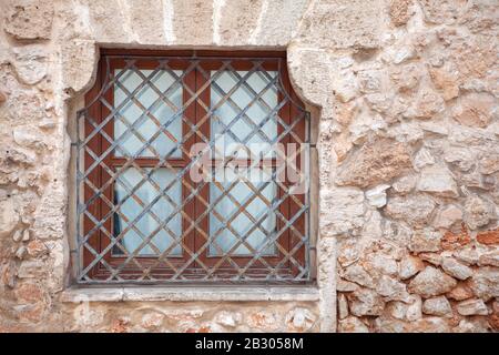 Das Fenster wird durch Metallstäbe geschlossen Stockfoto