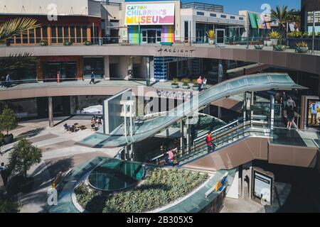 Santa Monica, Kalifornien - 15. Februar 2020: Santa Monica Place Einkaufszentrum, Santa Monica, Los Angeles County, Kalifornien, USA Stockfoto