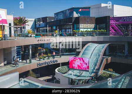 Santa Monica, Kalifornien - 15. Februar 2020: Santa Monica Place Einkaufszentrum, Santa Monica, Los Angeles County, Kalifornien, USA Stockfoto