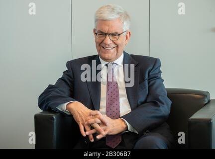 Mainz, Deutschland. Februar 2020. Thomas Bellut, Leiter des Zweiten deutschen Fernsehens, sitzt während des DPA-Interviews in seinem Büro. Bellut, der am Sonntag (8. März) 65 Jahre alt wird, ist seit März 2012 ZDF-Intendantin. Kredit: Andreas Arnold / dpa / Alamy Live News Stockfoto