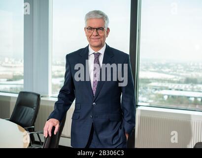 Mainz, Deutschland. Februar 2020. Thomas Bellut, Leiter des Zweiten deutschen Fernsehens, steht in seinem Büro. Bellut, der am Sonntag (8. März) 65 Jahre alt wird, ist seit März 2012 ZDF-Intendantin. Kredit: Andreas Arnold / dpa / Alamy Live News Stockfoto