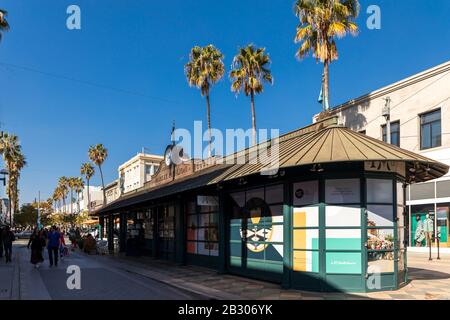 Santa Monica, Kalifornien - 15. Februar 2020: Das Äußere der Caffe Bella an der Santa Monica 3rd Street Promenade, CA. Stockfoto