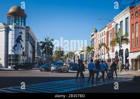 Los Angeles, Kalifornien - 15. Februar 2020: Blick auf die modische Straße Rodeo Drive in Beverly Hills. Hier ist eine berühmte Touristenattraktion. Stockfoto