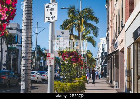 Los Angeles, Kalifornien - 15. Februar 2020: Blick auf die modische Straße Rodeo Drive in Beverly Hills. Hier ist eine berühmte Touristenattraktion. Stockfoto