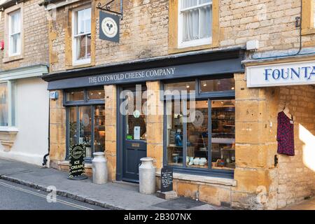 Das Geschäft der Käseherstellung in Cotswold im Januar. Stow on the Wold, Cotswolds, Gloucestershire, England Stockfoto