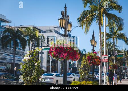 Los Angeles, Kalifornien - 15. Februar 2020: Blick auf die modische Straße Rodeo Drive in Beverly Hills. Hier ist eine berühmte Touristenattraktion. Stockfoto