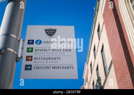 Los Angeles, Kalifornien - 15. Februar 2020: Blick auf die modische Straße Rodeo Drive in Beverly Hills. Hier ist eine berühmte Touristenattraktion. Stockfoto