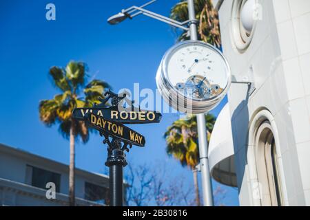 Los Angeles, Kalifornien - 15. Februar 2020: Blick auf die modische Straße Rodeo Drive in Beverly Hills. Hier ist eine berühmte Touristenattraktion. Stockfoto