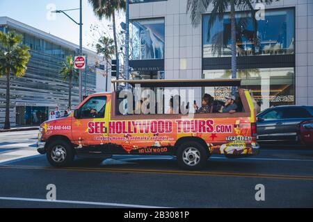 Los Angeles, Kalifornien - 15. Februar 2020: Hollywood Sightseeing Bus im Rodeo Drive, Beverly Hills Stockfoto