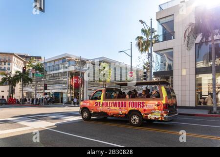 Los Angeles, Kalifornien - 15. Februar 2020: Hollywood Sightseeing Bus im Rodeo Drive, Beverly Hills Stockfoto