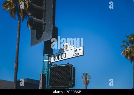 Los Angeles, Kalifornien - 15. Februar 2020: Blick auf die modische Straße Rodeo Drive in Beverly Hills. Hier ist eine berühmte Touristenattraktion. Stockfoto
