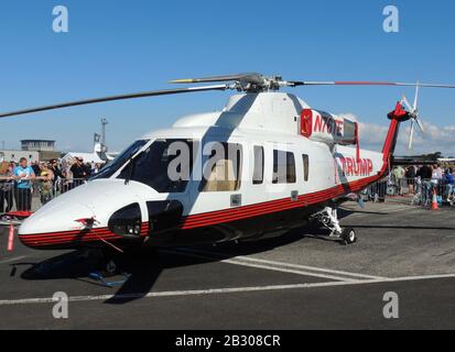 N76TE, ein Hubschrauber vom Typ Sikorsky S-76B im Besitz von Donald Trump (und bevor er seine zivile G-TRMP-Registrierung erhielt), auf der Scottish Airshow im Jahr 2014. Stockfoto