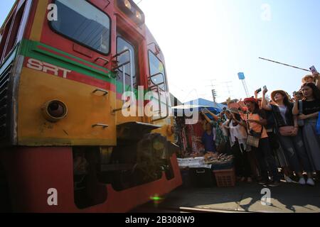 Bangkok/Thailand -29. Dezember 2019: Mae Klong Eisenbahnmarkt. Einer der berühmtesten Sehenswürdigkeiten in bangkok. Es baut auf der Eisenbahn auf und der Zug kommt Stockfoto