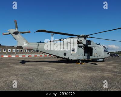 ZH828, ein AgustaWestland Merlin HM1 der Royal Navy, auf statischer Anzeige auf dem Flughafen Prestwick während der Scottish Airshow 2014. Stockfoto