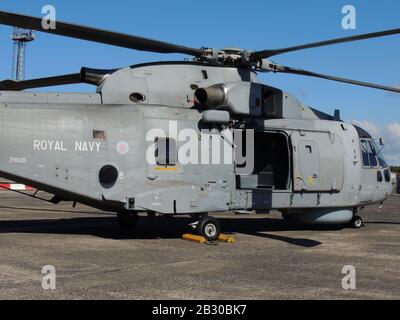 ZH828, ein AgustaWestland Merlin HM1 der Royal Navy, auf statischer Anzeige auf dem Flughafen Prestwick während der Scottish Airshow 2014. Stockfoto