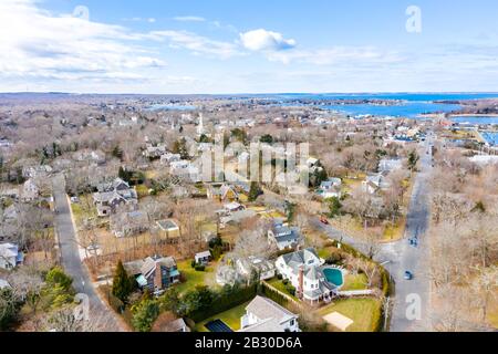 Drohne schoss mit Blick nach Westen auf die Bay Street in das Dorf Sag Harbor, NY Stockfoto