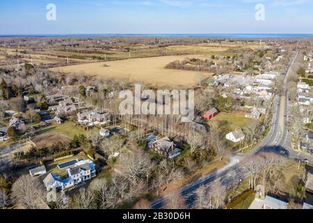 Drohnenbild von Amagansett, NY im Winter Looking East Stockfoto