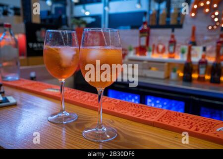 Zwei orangefarbene alkoholische Spritz-Cocktails an der Theke Stockfoto