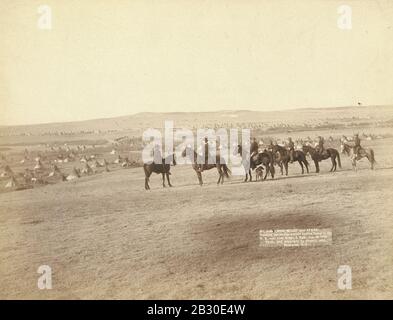 Gen. Meilen und Mitarbeiter, die das größte feindliche Indianerlager 02621v. sehen Stockfoto