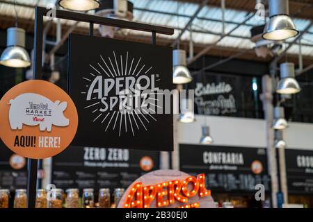 Aperol Spritz Logo in der Specialty Bar bei Time Out Market Lissabon Stockfoto