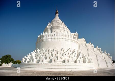 Hsinbyume Pagode oder Mya Theindan Pagode, Mingun, Myanmar. Der zentrale Turm und die obersten Terrassen. Schönes weißes Denkmal vor blauem Himmel. Stockfoto