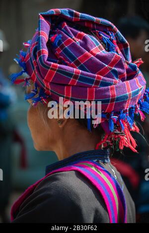 Porträt einer burmesischen Frau aus dem Volk Der Pa'O, die einen farbenfrohen Turban in der Nähe von Kalaw trägt. Die Pa'O sind die zweitgrößte ethnische Gruppe im Shan-Staat. Stockfoto