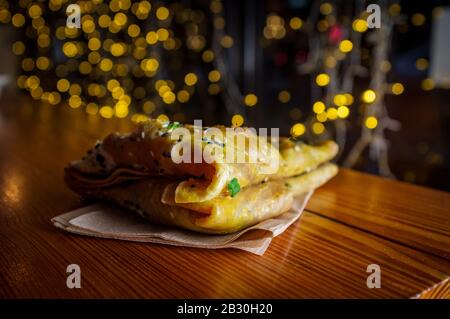 Authentisches chinesisches Frühstück Straßennahrung Jianbing Crepe Stockfoto