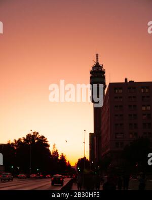 Sonnenuntergang in der Alameda-Straße in der Nähe des Moneda-Palastes in santiago de chile Stockfoto