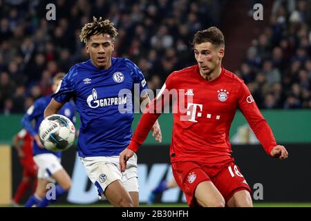 Gelsenkirchen, Deutschland. März 2020. Leon Goretzka (R) von Bayern München Vies mit Jean-Clair Todibo von Schalke 04 während eines Viertelfinalspiels im deutschen Pokal 2019-2020 zwischen dem FC Schalke 04 und dem FC Bayern München in Gelsenkirchen am 3. März 2020. Credit: Joachim Bywaletz/Xinhua/Alamy Live News Stockfoto