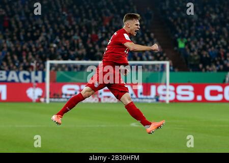 Gelsenkirchen, Deutschland. März 2020. Joshua kimmich von Bayern München feiert, nachdem er während eines Viertelfinalspiels im deutschen Pokal 2019-2020 zwischen dem FC Schalke 04 und dem FC Bayern München in Gelsenkirchen am 3. März 2020 punktegleich war. Credit: Joachim Bywaletz/Xinhua/Alamy Live News Stockfoto