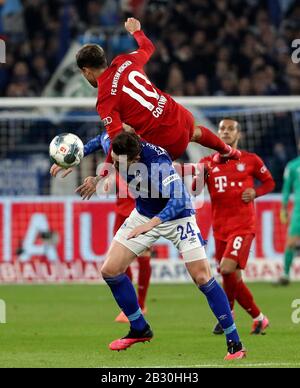 Gelsenkirchen, Deutschland. März 2020. Philippe Coutinho (oben) von Bayern München viert mit Bastian Oczipka von Schalke 04 während eines Viertelfinalspiels im deutschen Pokal 2019-2020 zwischen dem FC Schalke 04 und dem FC Bayern München in Gelsenkirchen am 3. März 2020. Credit: Joachim Bywaletz/Xinhua/Alamy Live News Stockfoto