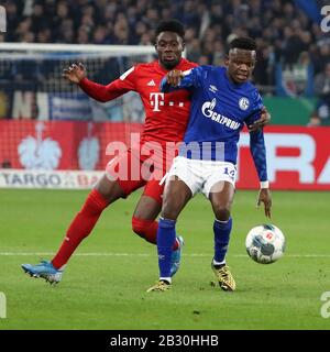 Gelsenkirchen, Deutschland. März 2020. Alphonso Davies (L) von Bayern München viert mit Rabbi Matondo von Schalke 04 während eines Viertelfinalspiels im deutschen Pokal 2019-2020 zwischen dem FC Schalke 04 und dem FC Bayern München in Gelsenkirchen am 3. März 2020. Credit: Joachim Bywaletz/Xinhua/Alamy Live News Stockfoto