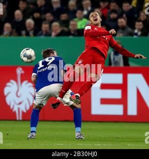 Gelsenkirchen, Deutschland. März 2020. Thiago Alcantara (R) von Bayern München wie Guido Burgstaller von Schalke 04 während eines Viertelfinalspiels des deutschen Pokals 2019-2020 zwischen dem FC Schalke 04 und dem FC Bayern München in Gelsenkirchen am 3. März 2020. Credit: Joachim Bywaletz/Xinhua/Alamy Live News Stockfoto