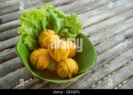 Thail-Tradition-Vorspeise, Frittiertes Schweinefleisch mit Eiernudel (Moo Sa Rong) Stockfoto