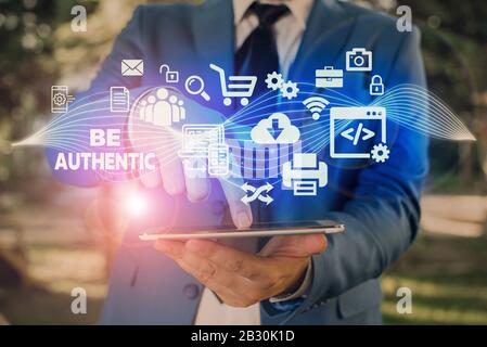 Konzeptionelle Hand schreiben, verbindlich. Konzept Sinn etwas tun, das braucht Mut und sich selbst treu zu bleiben. Stockfoto