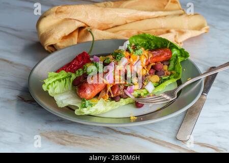 Schicke glutenfreie Kost keine Knollenchili heiße Hundesalat Wraps Stockfoto