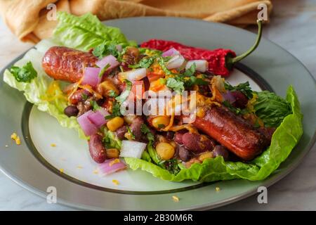 Schicke glutenfreie Kost keine Knollenchili heiße Hundesalat Wraps Stockfoto