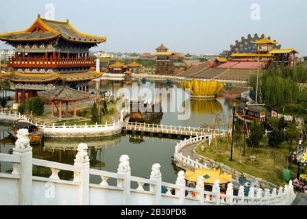 Kaifeng Millenium Park, der die Ära der Song-Dynastie in einer Hafenstadt am Canal Grande nachstellt. Kaifeng, Provinz Henan, China Stockfoto