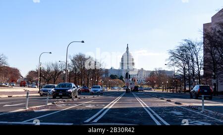 Das United States Capitol Building von der Pennsylvania Avenue in D.C. aus gesehen Stockfoto